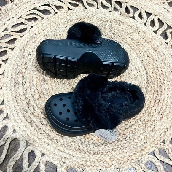 NWT Crocs Stomp Fur Lined Clog Black Womens 7 - Picture 3 of 9